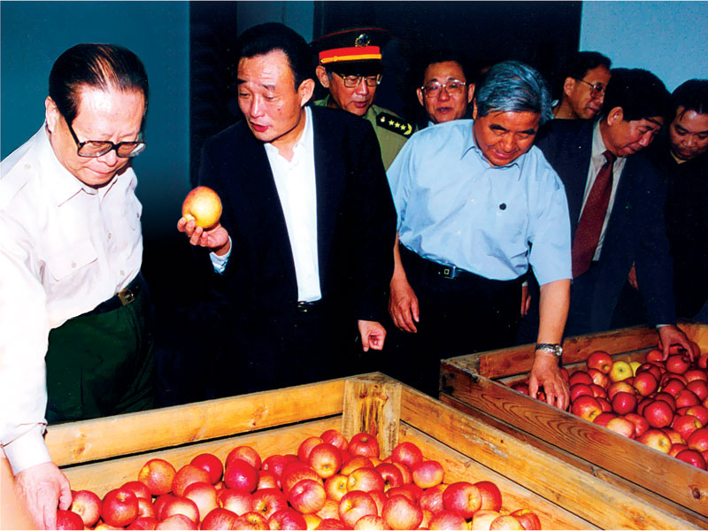 1999年6月16日，國家領(lǐng)導(dǎo)人江澤民等視察華圣果業(yè)。.jpg