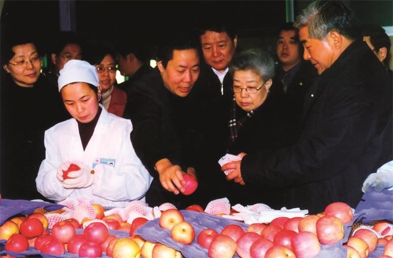 2000年11月20日中共中央政治局委員、國務院副總理吳儀視察華圣果業(yè).jpg