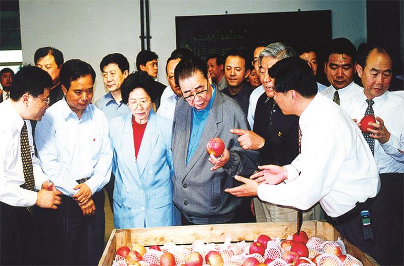 2000年5月4日中共中央政治局常委、全國人大常委會(huì)委員長李鵬視察華圣果業(yè).jpg