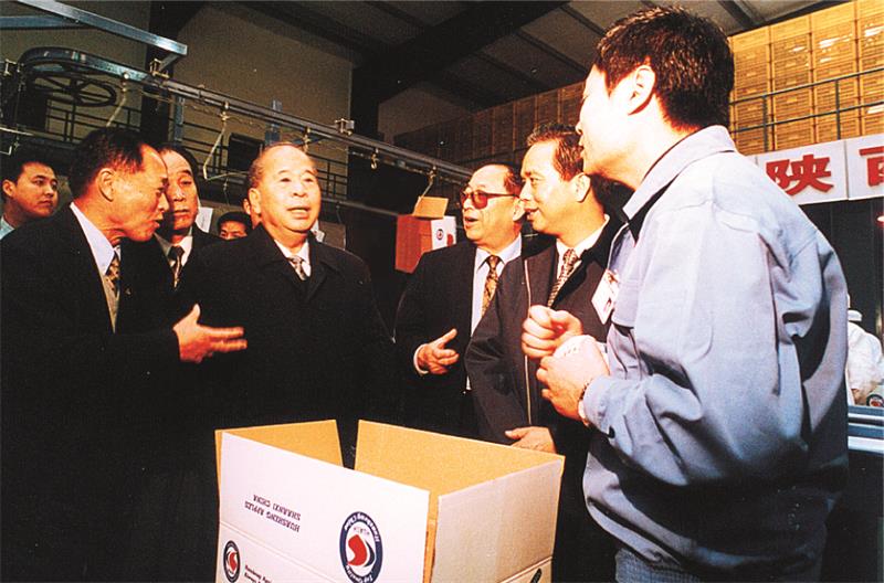 1999年12月10日，中共中央政治局常委、中央紀(jì)律檢查委員會(huì)書記尉健行視察華圣果業(yè).jpg