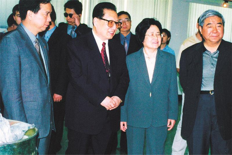 2000年5月11日原中共中央政治局常委、全國人大常委會委員長喬石視察華圣果業(yè).jpg