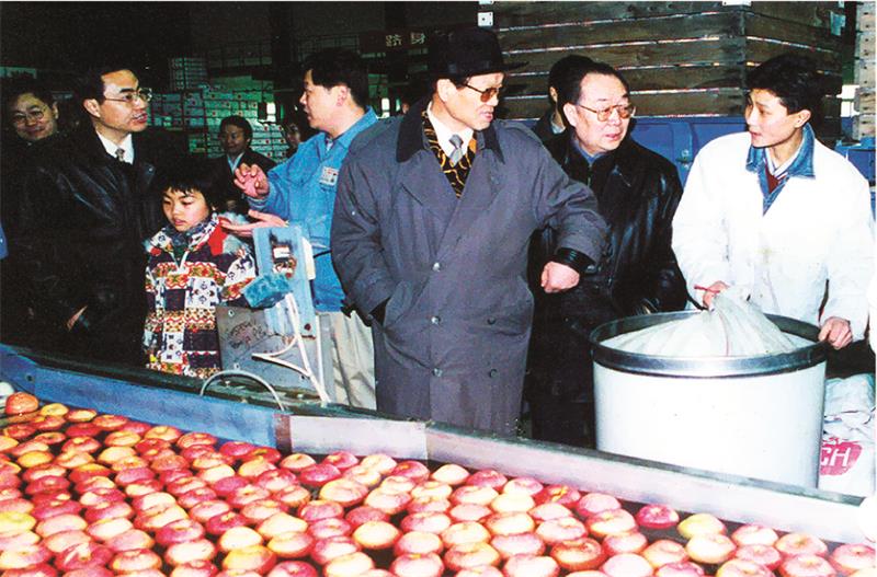 2000年1月31日，中共中央政治局委員、中國(guó)科學(xué)院院長(zhǎng)李鐵映視察華圣果業(yè).jpg