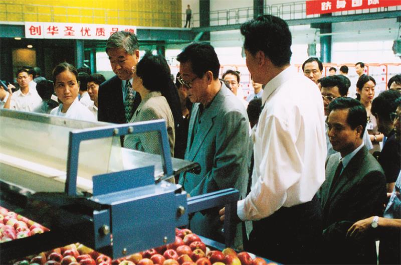 1999年9月5日中共中央政治局常委、全國政協(xié)主席李瑞環(huán)視察華圣果業(yè).jpg